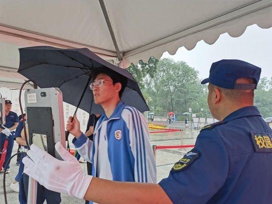 高考首日北京迎降雨 考点校很贴心 (http://www.cstr.net.cn/) 教育 第1张