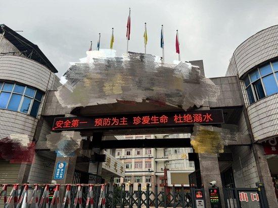 校园铁丝网 能托住下坠的孩子吗？ (http://www.cstr.net.cn/) 教育 第9张