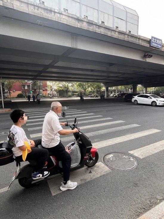 不戴头盔 “小凳子”随意装 带娃骑电动车有多悬 (http://www.cstr.net.cn/) 教育 第1张