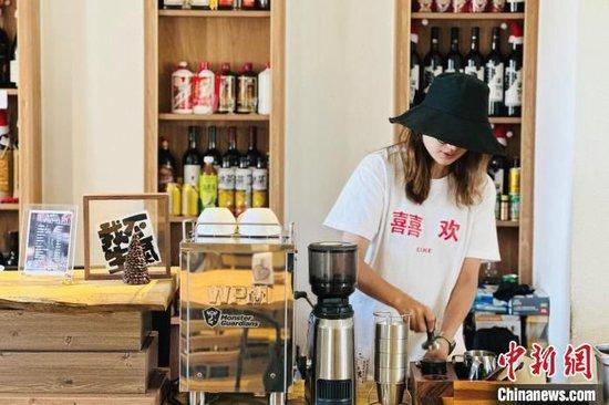 7月，民宿管家王小井正在给顾客做咖啡。（受访者供图）