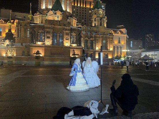在圣索菲亚教堂前扮成“俄罗斯公主”拍照的女孩。高佳摄