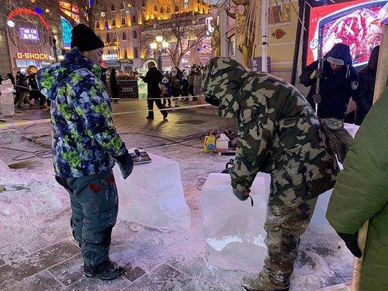 中央大街上做冰雕的工人，他们正在赶制一架冰钢琴。高佳摄