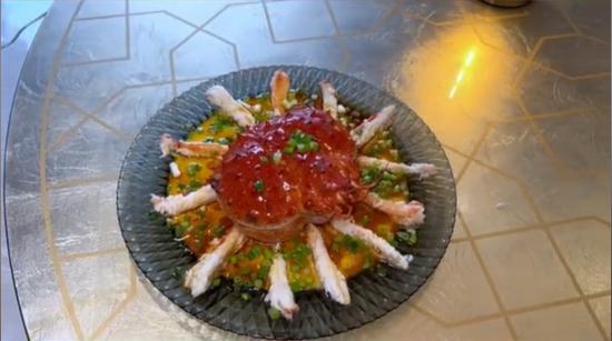▲陕西西安一小学生用帝王蟹参加学校厨艺大赛。图为成品。截图来自社交媒体