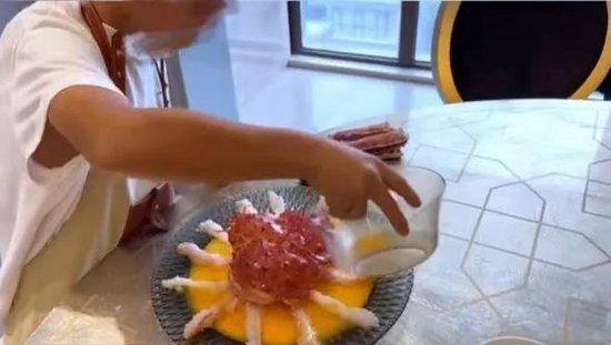 ▲陕西西安一小学生用帝王蟹参加学校厨艺大赛。 图为制作过程。截图来自社交媒体