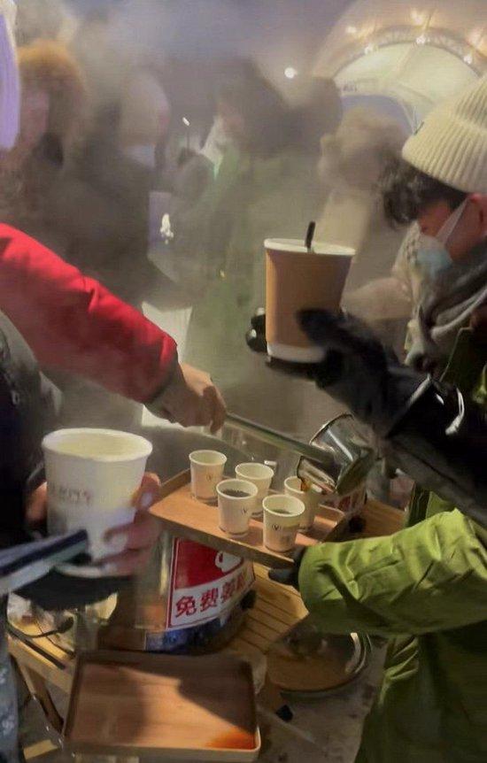 冰雪大世界门外自发赠送免费姜汤的摊位，图片提供：受访人Rainy