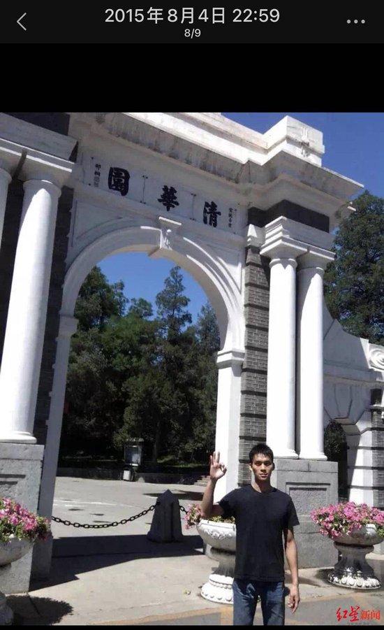 唐尚珺在朋友圈发布自己在清华门口的照片