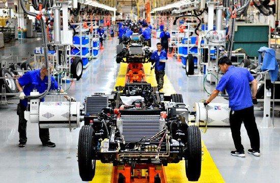 7月21日，在位于威海市文登区的潍柴新能源商用车有限公司，工人在生产线上装配汽车。新华社图