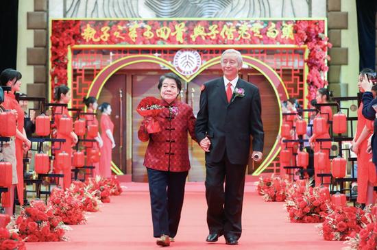 北大2023年金婚庆典活动上，焦维新和刘月兰携手走上红毯。图片来自 北京大学