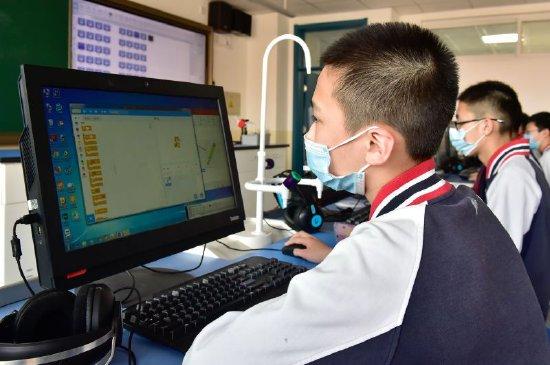北京市第十四中学同学们在信息科技课堂上学习。 受访者供图