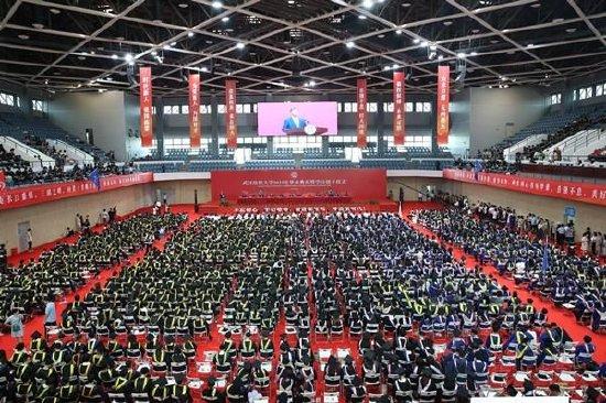 武汉纺织大学2023年毕业典礼暨学位授予仪式现场。 长江日报 图