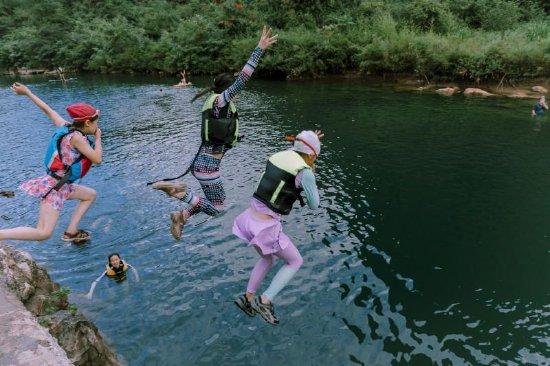 王娟为女儿选择的夏令营有攀岩、溯溪等各种活动。受访者供图