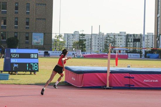 图为谭馨在参加中学组女子跳高决赛