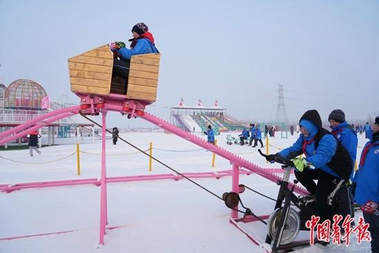 12月19日，新疆生产建设兵团第十二师青少年冬令营活动现场，来自五一农场学校的学生正在玩有趣的雪地游戏。中青报·中青网记者 王雪迎/摄