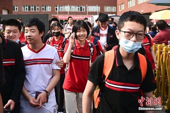 资料图：北京2023年中考第二日考试结束。中新社记者 田雨昊 摄