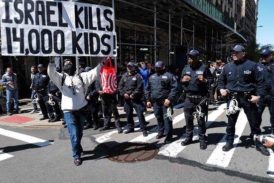 当地时间2024年4月22日，美国纽约，人们在哥伦比亚大学举行抗议集会，警察出动维稳。