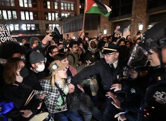 当地时间2024年4月22日，美国纽约，亲巴勒斯坦抗议者在纽约大学举行示威活动，超过130人被捕，其中包括纽约大学学生和教职人员。