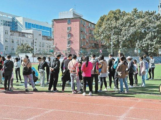 10月14日上午，中国气象局体育文化广场，模拟体测现场挤满学生与家长。