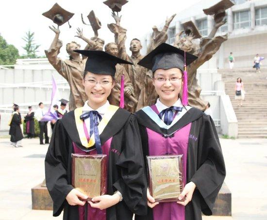 马冬晗（左）、马冬昕（右）在本科毕业典礼。图/清华大学