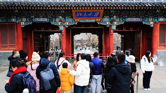 2024年1月16日，进入寒假的北京大学开启校园开放参观，吸引了不少市民和游客前往。视觉中国 资料图