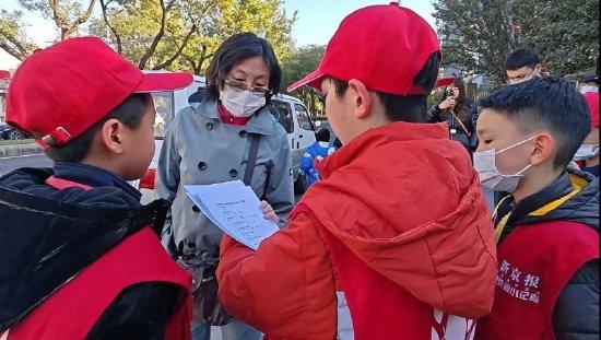 新京报小记者们走上街头，就“未成年人网络健康使用情况”进行随机采访。王琦 摄