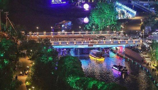 北京亮马河夜游 图片来源：视觉中国