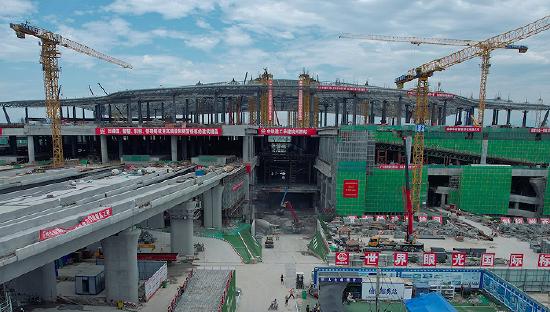 2021年7月8日，从空中俯瞰建设中的铁路杭州西站交通枢纽。图片来源：人民视觉