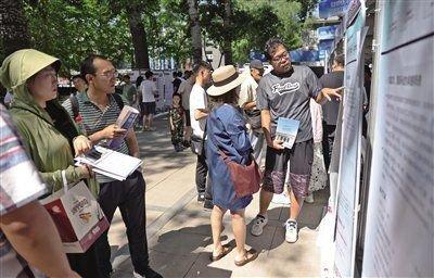 在北航学院路校区的求是广场上，前来进行高招咨询的考生和家长络绎不绝。