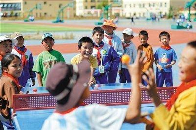 9月27日，四川省甘孜藏族自治州道孚县城关第一完全小学的学生在体育课上打乒乓球。 新华社记者 沈伯韩 摄