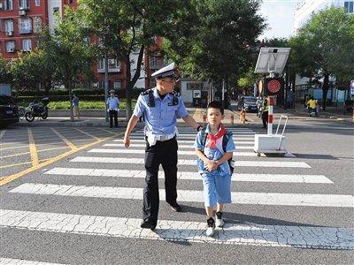 9月1日，民警引导小学生过马路。 北京警方供图