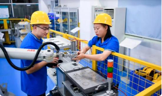 ▲深圳职业技术学院，在ABB机器人实训室，学生们一起练习运行工业机器人。图/新华社