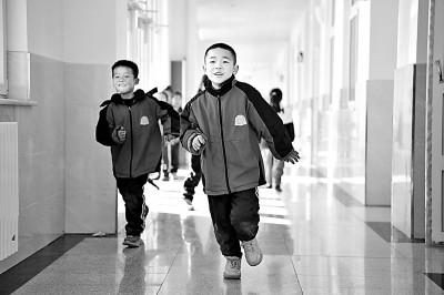 宁夏固原市原州区三营镇第四小学学生在楼道玩耍。新华社发