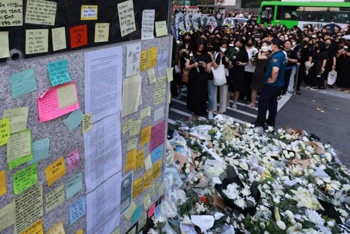 7月20日，首尔南部的一小学前门，哀悼者排队向自杀身亡的老师表示哀悼（韩媒）