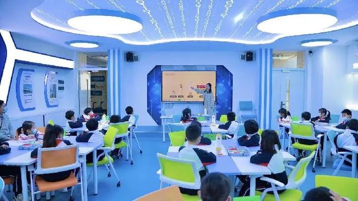 广东省教育研究院黄埔实验学校开展的课后服务无屏实物编程课程。（学校供图）