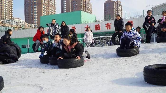 2023年12月31日，沈阳市浑南区第九小学学生在玩雪。（学校供图）