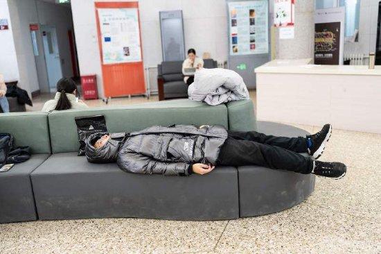 12月14日下午，图书馆大厅，一名躺平休息的学生。