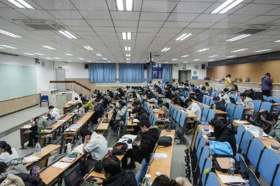 12月19日，下午4时，北京交通大学一阶梯教室，大多是考研复习的学生。