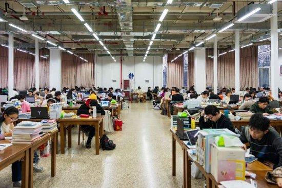 12月17日，中午12时，北京交通大学图书馆一层，专为考研学生开放的自习室内座无虚席，鸦雀无声。