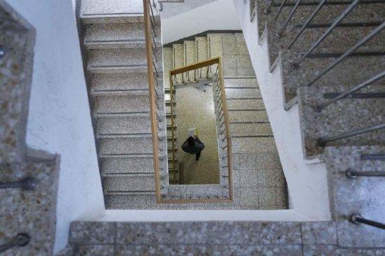12月19日，下午5时，北京交通大学图书馆楼梯间，22岁考生贾子涵在备考中。在室内看书久了人容易疲惫，他特意找了一个温度不高的楼梯口，这样背书时大脑比较清醒。