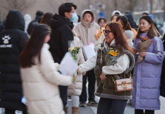 12月24日，下午5点许，北京交通大学研究生院考点，朋友们为考试结束后的同学送上祝福鲜花。