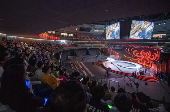 5月31日，市民和电竞爱好者在杭州电竞中心主竞赛场馆观看电竞比赛。新华社记者 江汉 摄