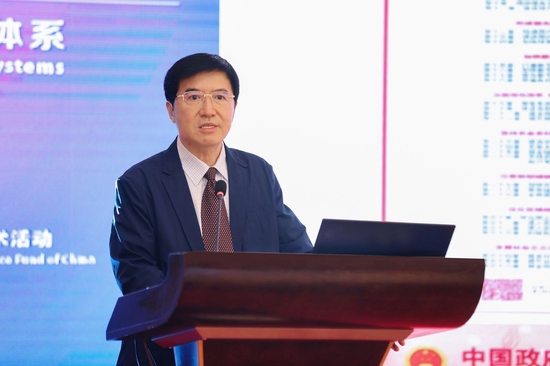 中国高等教育学会会长、教育部党组原副书记、副部长杜玉波。
