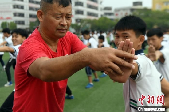 图为罗夏纠正学生练习十八路荘动作。蒋雪林 摄