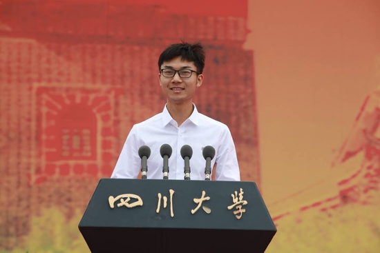 刘童作为在校生代表在2021级本科生开学典礼上发言