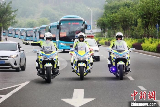 2022年高考，广西柳州市公安局交警铁骑护送考生车队到考场。 受访者提供