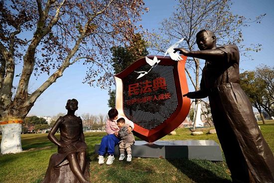 合肥市瑶海区民法典主题园内，“民法典守护未成年人成长”主题雕塑（资料图片）。视觉中国供图