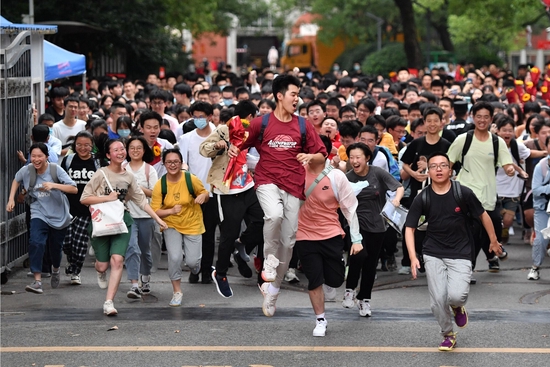 资料图 2022年6月9日，湖南省长沙市一中考点的考生在高考结束后跑出考场。 新华社记者 陈振海 摄