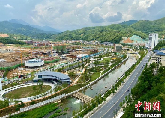 资料图：俯瞰发展中的遂昌县城。 项菁 摄