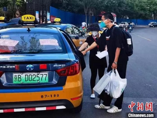 北京市丰台区组建专项保障车队“点对点、一对一”做好封管控区考生闭环转运工作。北京市丰台区供图
