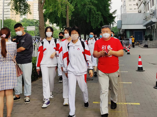 6月8日下午，考完英语后走出考场的考生。澎湃新闻记者 程婷 图