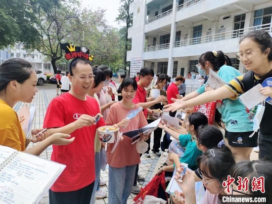 6月8日，广西柳州市第六中学的高考考点，送考老师卢武为考生做考前准备。受访者提供